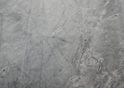 LA GRANDE PIÈCE VIDE AVEC JUSTE UN MATELAS, POSITIONNÉ PILE-POIL AU BON ENDROIT