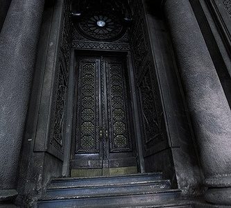 LE HALL D’ACCUEIL DE L’AUTRE CÔTÉ DE LA GRANDE PORTE
