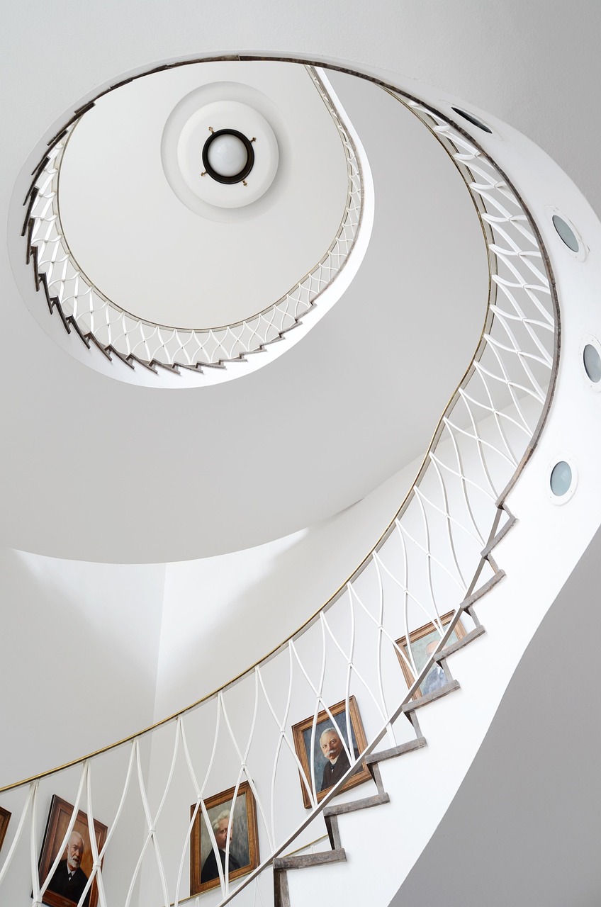 L’ESCALIER AUX PORTRAITS CHANGEANTS