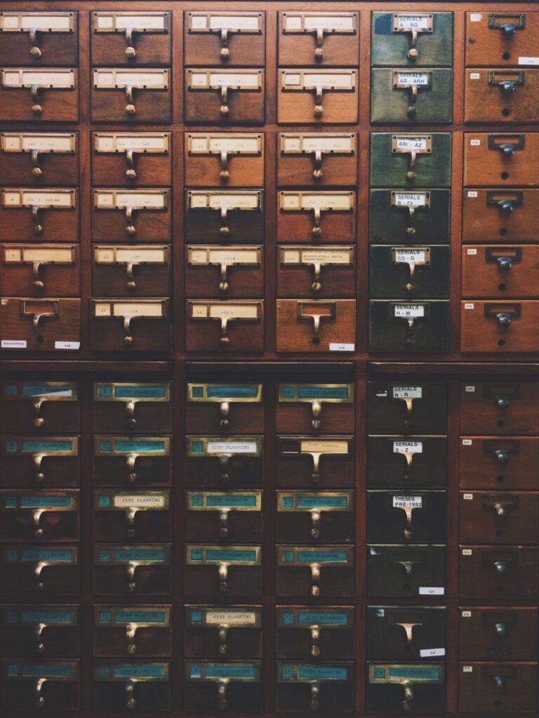 petits tiroirs de bois avec des étiquettes vierges