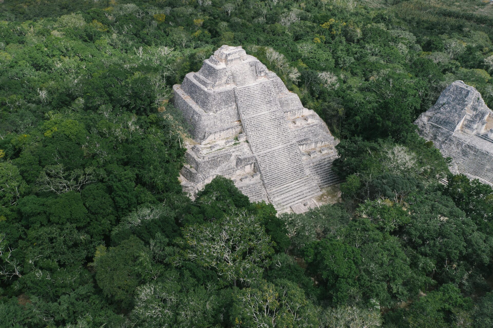 LES ESCALIERS DE LA PYRAMIDE