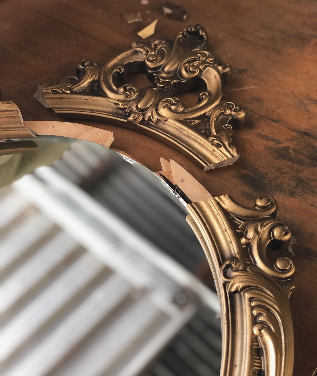 LA PIÈCE AU MIROIR QUI NE ME RENVOIE PAS MON REFLET