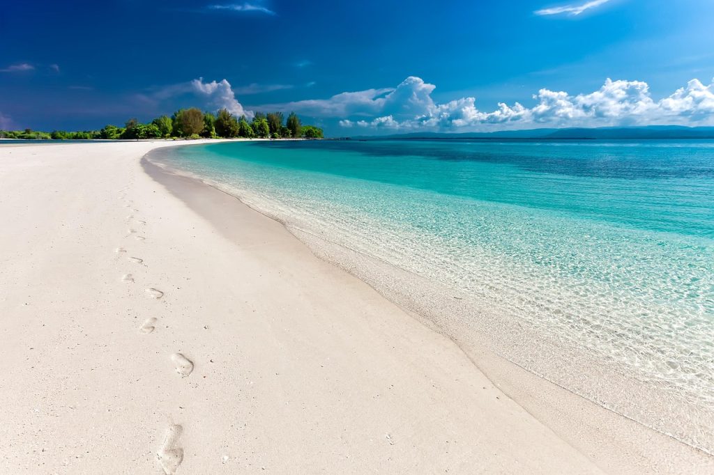 Plage paradisiaque avec une mer turquoise