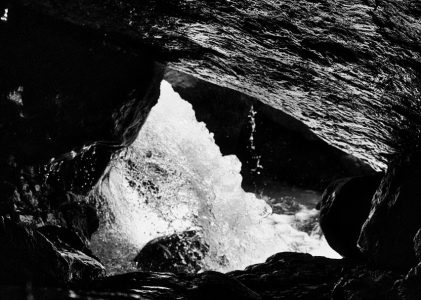 LA GROTTE DERRIÈRE LA CASCADE