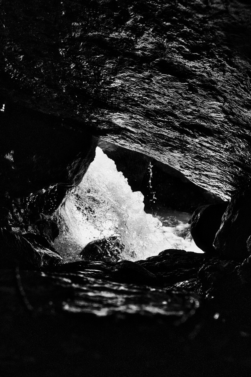 LA GROTTE DERRIÈRE LA CASCADE