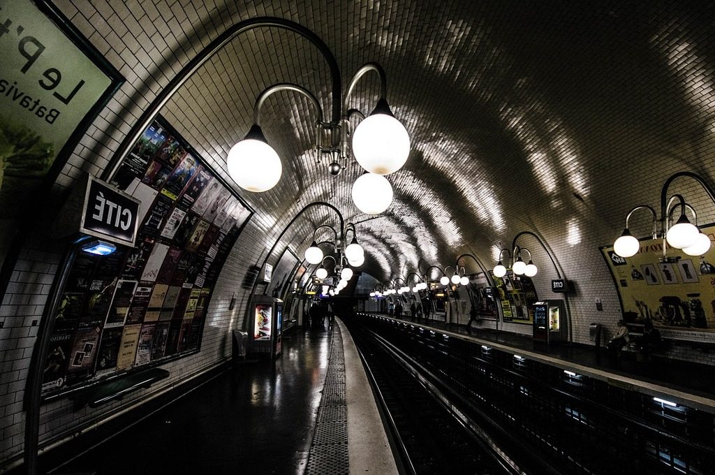 Photo inversée d'une station de métro parisien.
