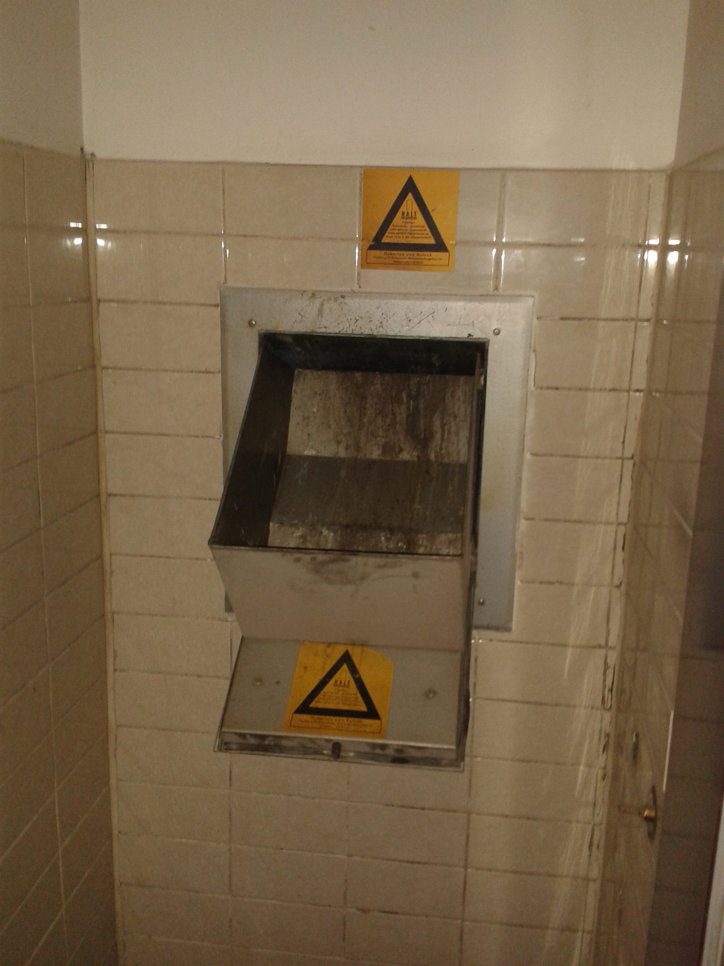 LE CAGIBI DU VIDE-ORDURES