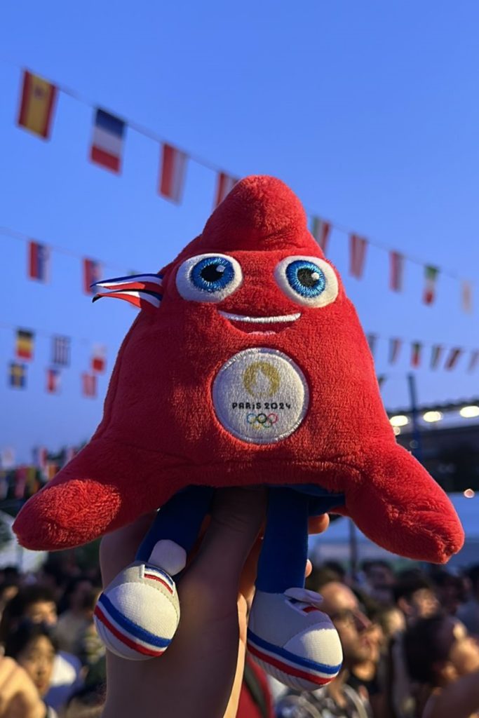 Photo d'une peluche phryge souriante des Jo de Paris 2024.