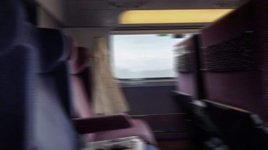 sièges de train avec un flou de mouvement