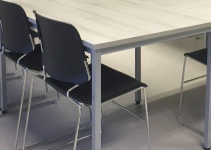 LA SALLE DE RÉUNION EXPLOSIVE