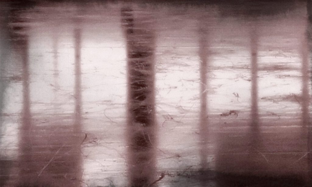 sol reflétant des fenêtres, lisse avec des irrégularités et un filtre rougeâtre