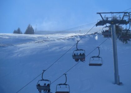 LA SALLE DE RÉCEPTION AU TÉLÉSIÈGE SANS FIN