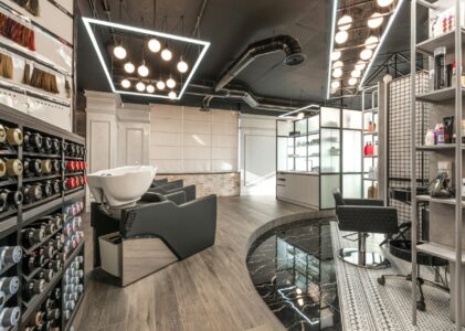 LA PIÈCE DU SALON DE COIFFURE