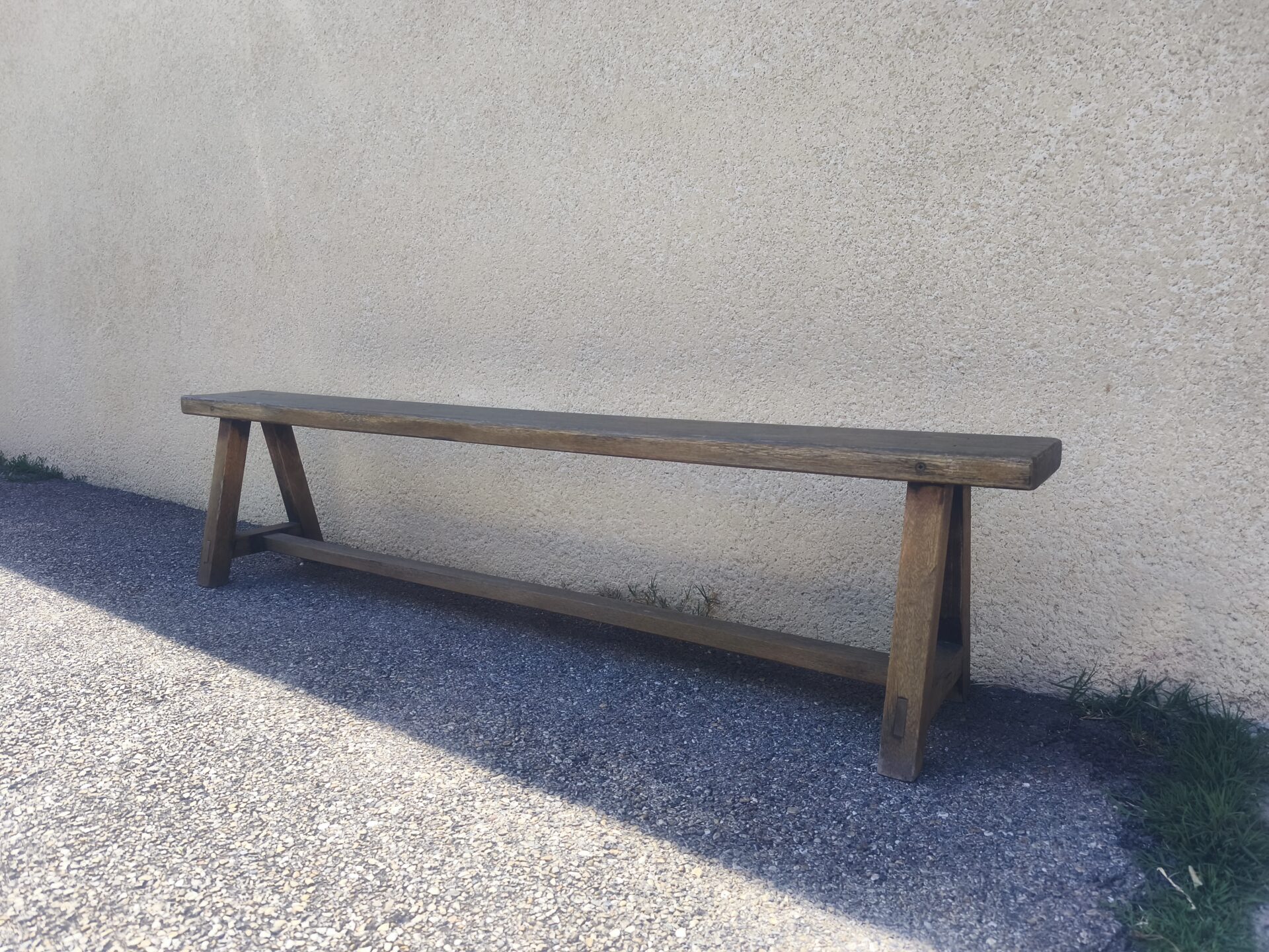 Banc sans personne dessus exposé à l'ombre