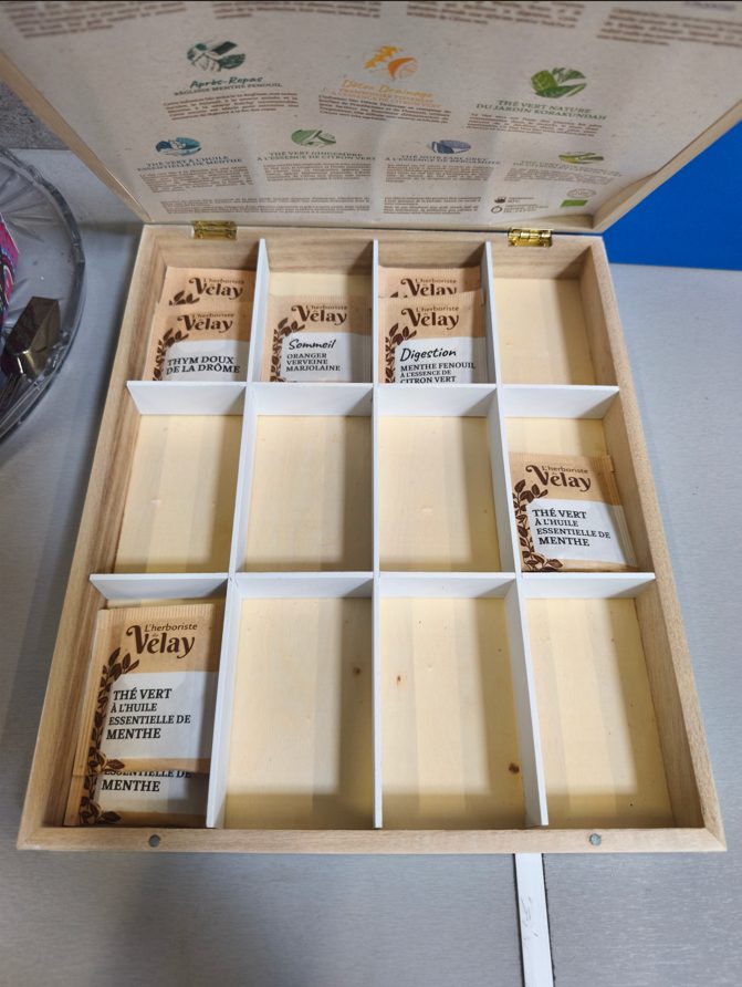 Coffret en bois contenant des sachets de thé