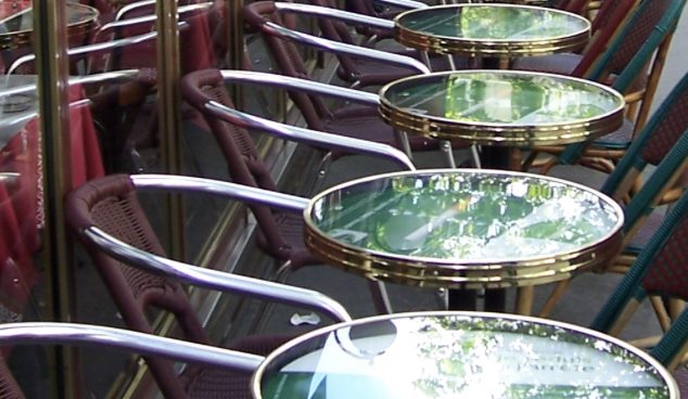 tables de café parisien