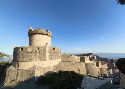 L&rsquo;ESCALIER QUI MONTE JUSQU&rsquo;AUX CRÉNEAUX
