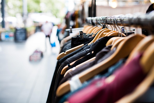 Photo de vêtements sur des cintres