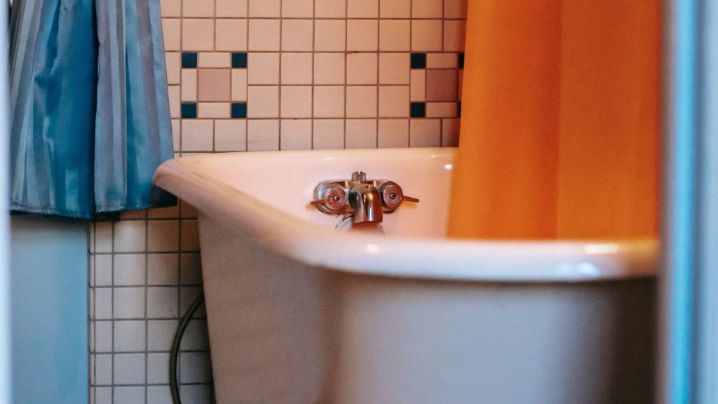 baignoire dans une salle de bain