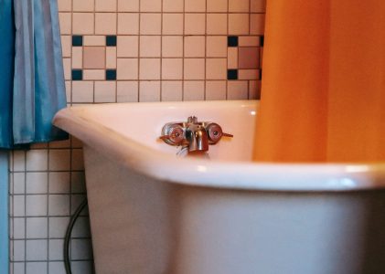 LA SALLE DE BAIN AU PLAFOND INONDÉE