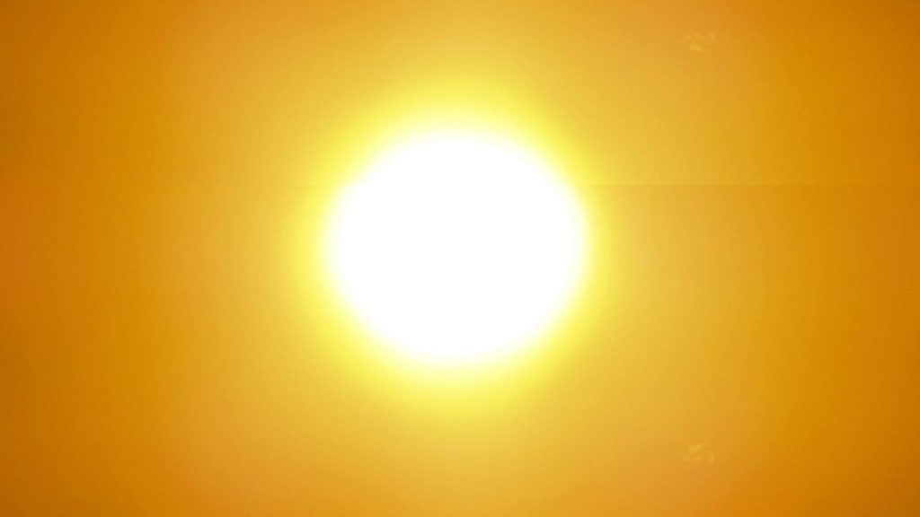 soleil dans un ciel orange sans nuage
