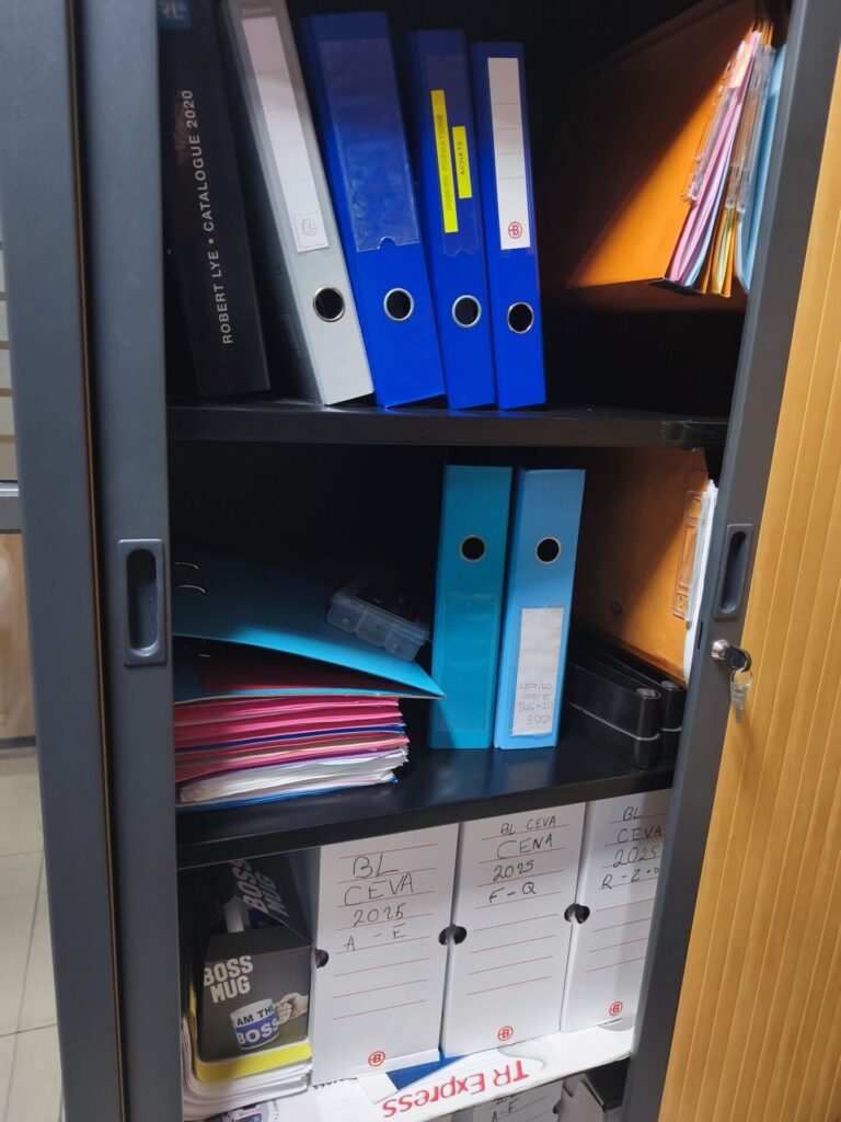 Armoire remplie de dossiers en tout genre.