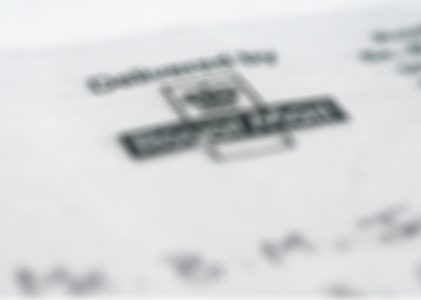 LA PIÈCE AVEC UN BUREAU ET BEAUCOUP DE PAPIERS