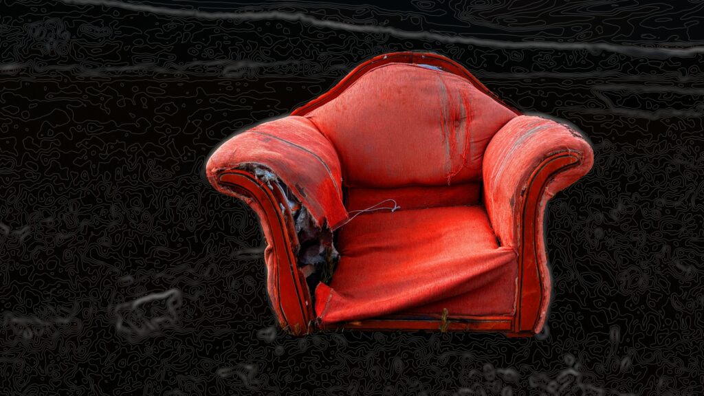 fauteuil rouge abîmé sur un fond noir avec des traits abstraits plus clairs